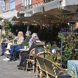 Gäste vor einem Café in Kopenahagen