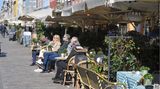 Gäste vor einem Café in Kopenahagen