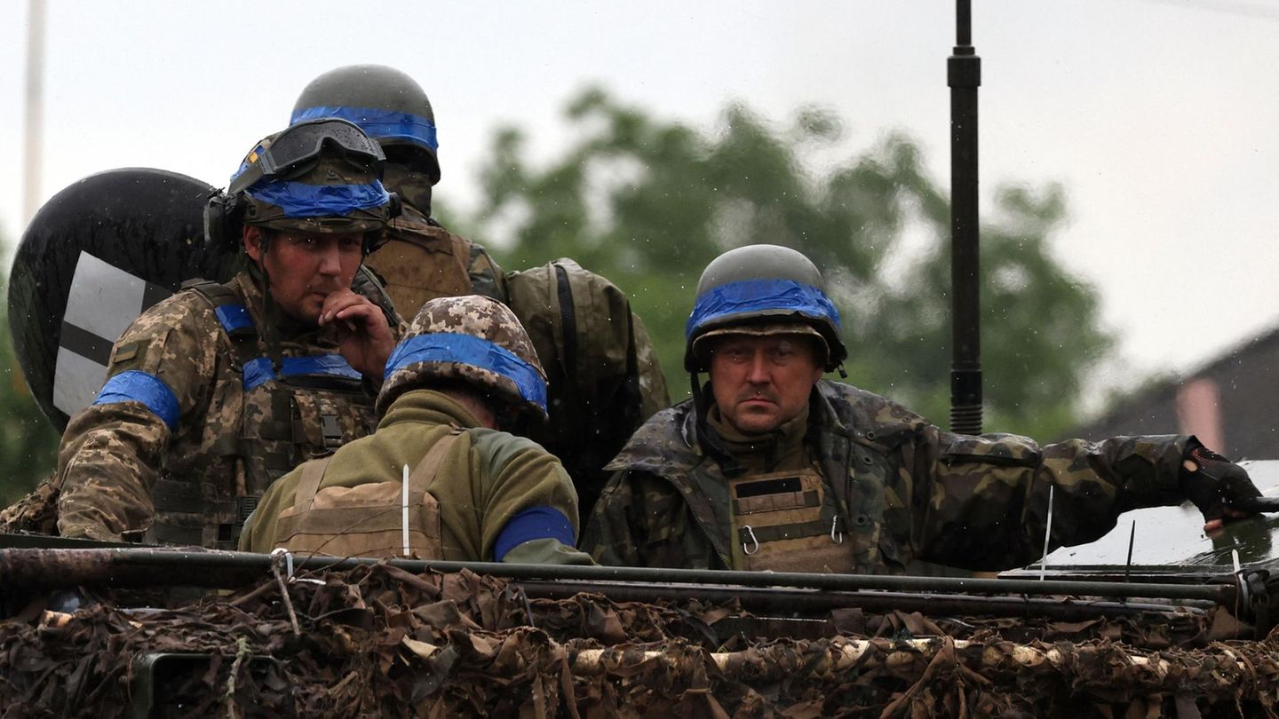 Ukraine reports small conquests and attacks Russian warship
