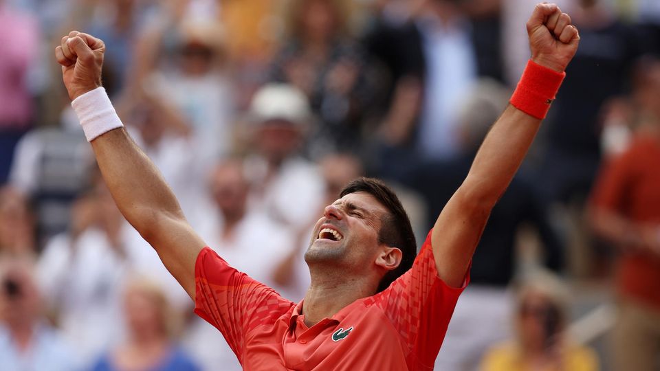 Da war nur noch Jubel: Novak Djokovic reißt nach seinem historischen Erfolg bei den French Open die Arme in die Luft