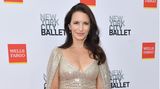 12. Juni 2023   Kirsten Davis berichtet über Häme  Kristin Davis war in den frühen 2000ern für viele Frauen ein echtes Style-Vorbild durch ihre Rolle in "Sex and the City". Nach dem Remake der Serie 2021 wurde die Schauspielerin stark für ihr verändertes Aussehen kritisiert. Vor allem für ein "eingefrorenes Lächeln". Gegenüber dem "Telegraph" sagt sie nun: "Es ist schwer, ständig mit seinem jüngeren Ich konfrontiert zu werden. Und es ist eine Herausforderung, sich daran zu erinnern, dass man nicht so aussehen muss." Die Schauspielerin spricht darin auch offen darüber, dass gute Freunde sie darauf angesprochen hätten, dass vor allem ihre Mundpartie nach Fillerbehandlungen stark verändert gewesen sei. Sie habe Tränen vergossen. Und berichtet, dass sie gute und schlechte Filler-Behandlungen gehabt habe. 