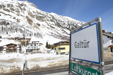 Das Ortsschild von Galtür: In Tirol hat es einen massiven Bergsturz gegeben