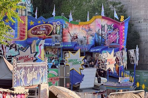 In Oberhausen steht ein "Break Dance"-Fahrgeschäft auf der Kirmes