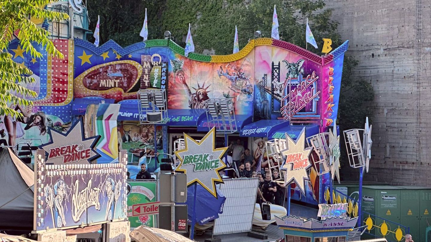 In Oberhausen steht ein "Break Dance"-Fahrgeschäft auf der Kirmes