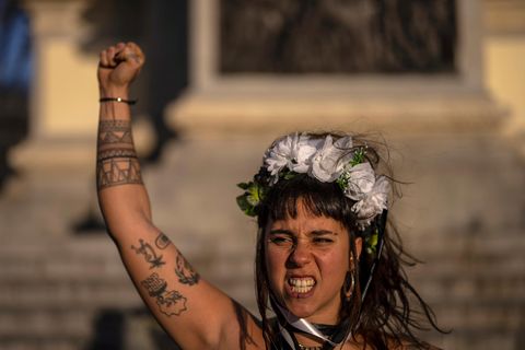 Eine Frau in Spanien protestiert gegen Gewalt an Frauen