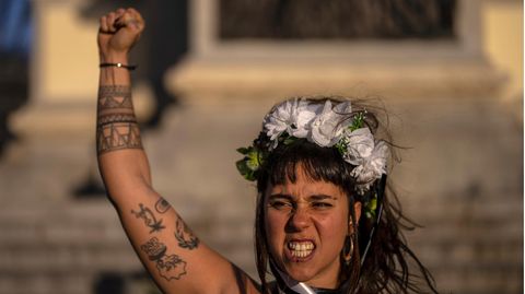 Eine Frau in Spanien protestiert gegen Gewalt an Frauen