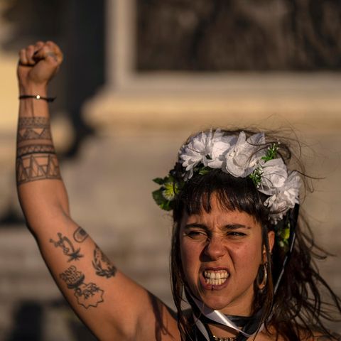 Eine Frau in Spanien protestiert gegen Gewalt an Frauen