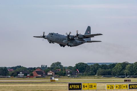Eine grau lackierte Propellermaschine vom Typ C-130 Hercules startet bei der Übung "Air Defender 2023"