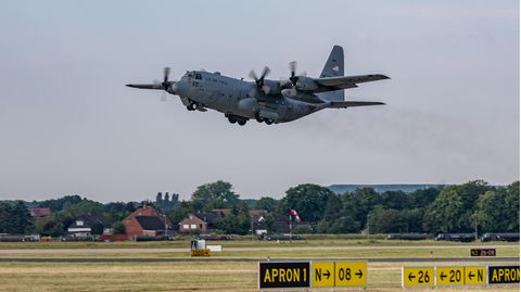 Eine grau lackierte Propellermaschine vom Typ C-130 Hercules startet bei der Übung "Air Defender 2023"