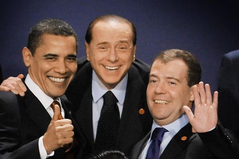In seiner Partei blieb Berlusconi bis zuletzt unumstritten - kein Wunder, war es doch der "Presidente" allein, der die Partei überhaupt noch zusammenhielt. 2010 hatte Silvio Berlusconi am Rande eines EU-Gipfels einmal so sein Lebensmotto formuliert: "Ich bin ein fröhlicher Mensch, ich liebe das Leben und die Frauen. Niemand wird mich dazu bringen, meinen Lebensstil zu ändern, ich bin stolz darauf." Fröhlich wirkte er auch stets im Kreis der Mächtigen. Das Bild zeigt ihn 2009 beim G20-Gipfel in London mit Barack Obama und Dmitri Medwedew, den damaligen Präsidenten der USA und Russlands.