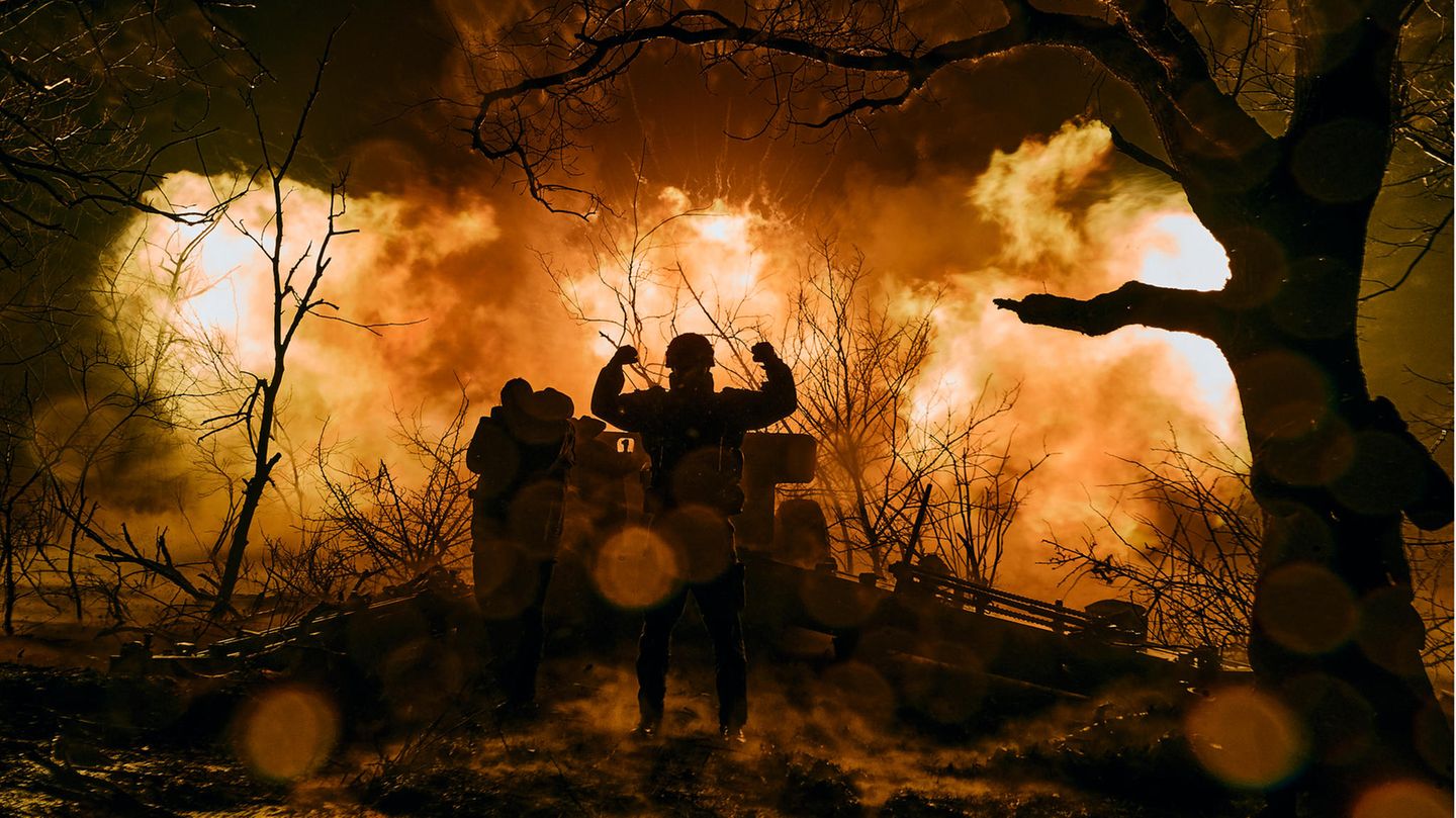 Ukrainische Soldaten feuern mit Artillerie auf russische Stellungen