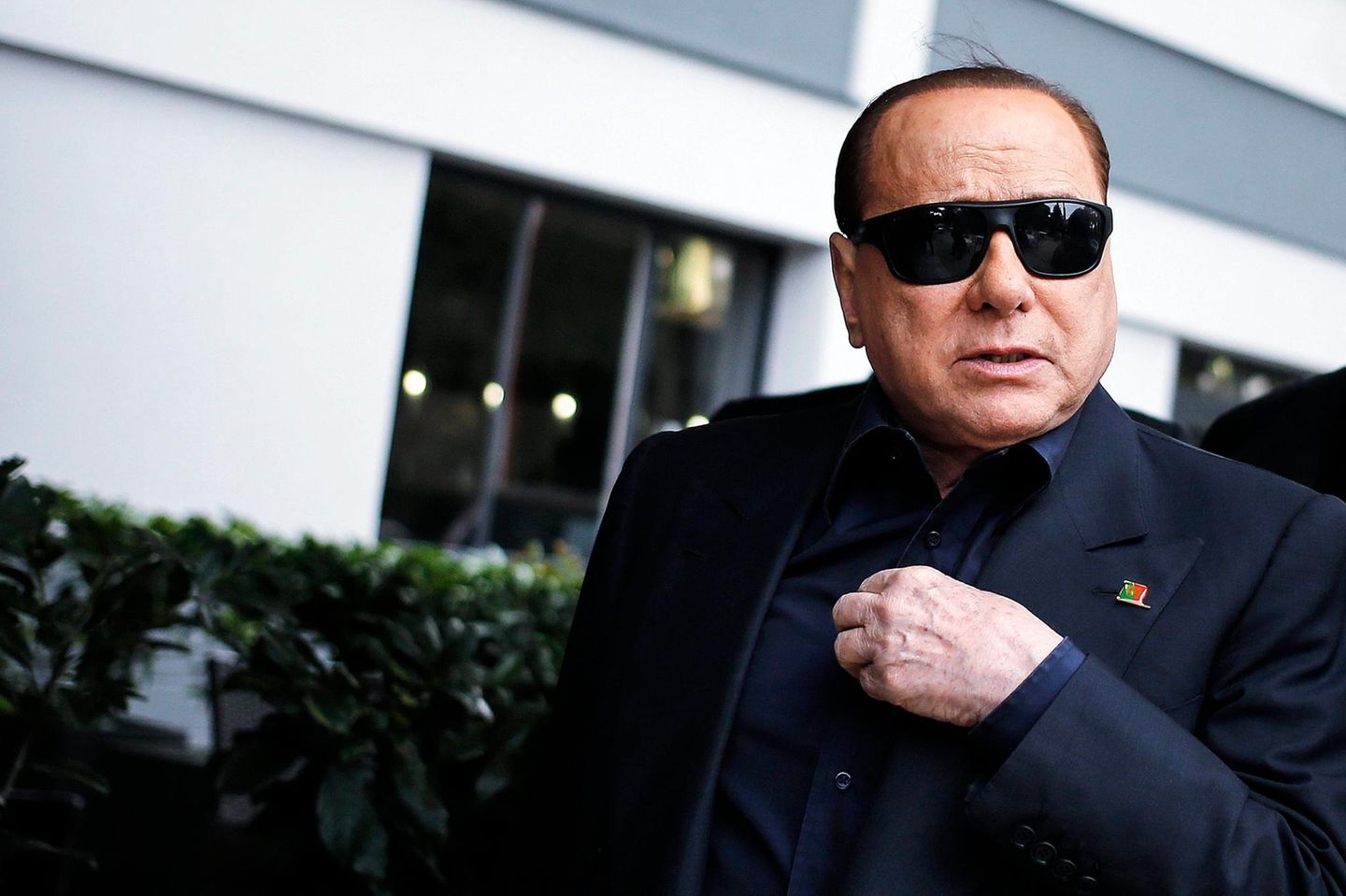 Silvio Berlusconi mit dunkler Sonnenbrille