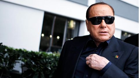 Silvio Berlusconi mit dunkler Sonnenbrille
