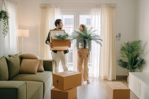 Ein Pärchen richtet eine Wohnung ein.