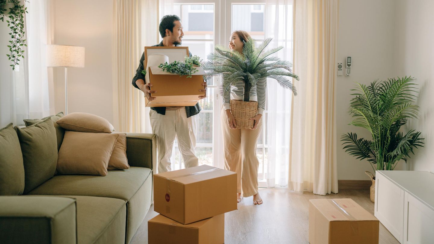 Ein Pärchen richtet eine Wohnung ein.