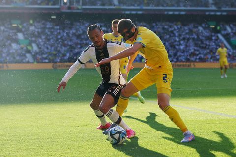 Leroy Sane (links) von Deutschlands Nationalelf wird von Eduard Sobol (Ukraine) herausgefordert