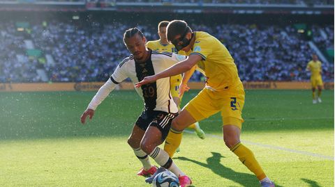 Leroy Sane (links) von Deutschlands Nationalelf wird von Eduard Sobol (Ukraine) herausgefordert