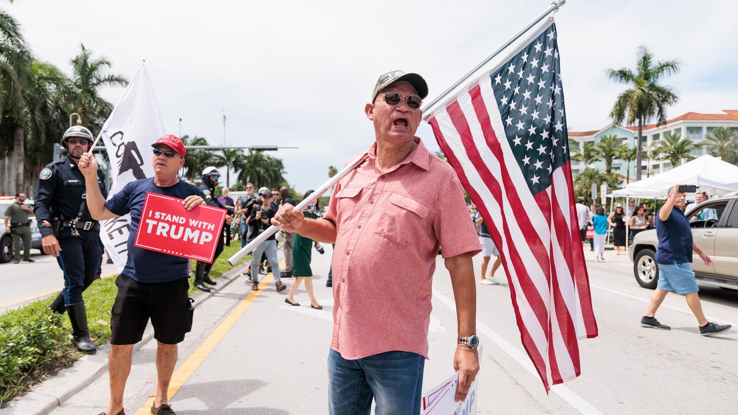 Halten zu Trump: Anhänger des Ex-Präsidenten vor dessen Anwesen in Mar-a-Lago