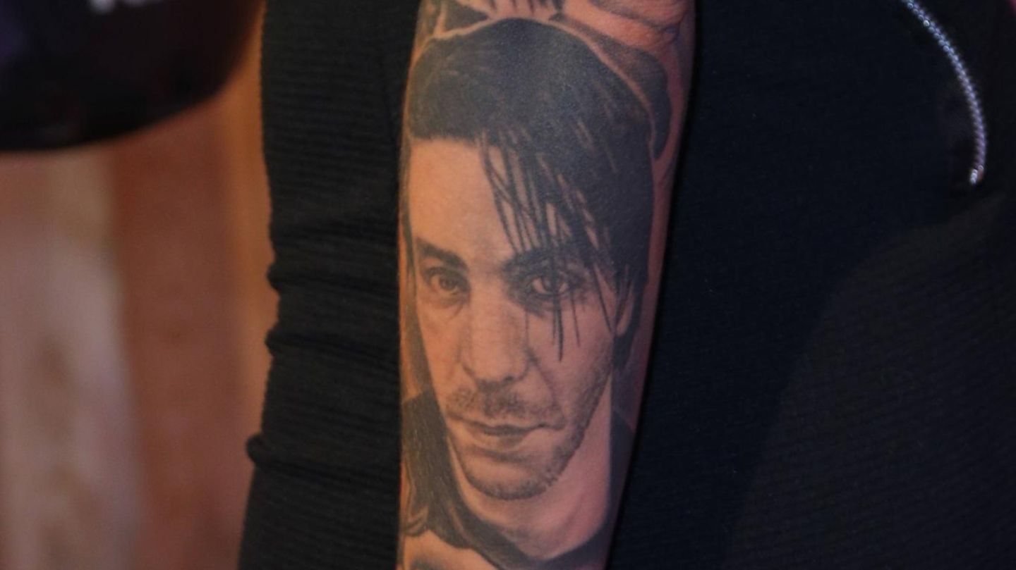 Das Gesicht von Rammstein-Sänger Till Lindemann prangt auf dem Arm von Sophia Thomalla