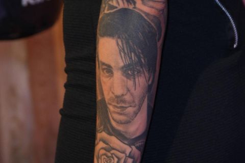 Das Gesicht von Rammstein-Sänger Till Lindemann prangt auf dem Arm von Sophia Thomalla