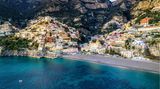 Die Amalfiküste gehört zu den beliebtesten Urlaubsregionen in Italien – und das aus gutem Grund: Die Küstenlinie im Südwesten des Landes beherbergt zahlreiche traumhafte Klippen und Strände. Auf Instagram gibt es einen ganz klaren Favoriten unter den Stränden an der Küste: den Kieselstrand in Positano. Mit 2.585.875 Beiträgen landet er auf Platz eins des Rankings. 