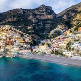 Die Amalfiküste gehört zu den beliebtesten Urlaubsregionen in Italien – und das aus gutem Grund: Die Küstenlinie im Südwesten des Landes beherbergt zahlreiche traumhafte Klippen und Strände. Auf Instagram gibt es einen ganz klaren Favoriten unter den Stränden an der Küste: den Kieselstrand in Positano. Mit 2.585.875 Beiträgen landet er auf Platz eins des Rankings. 