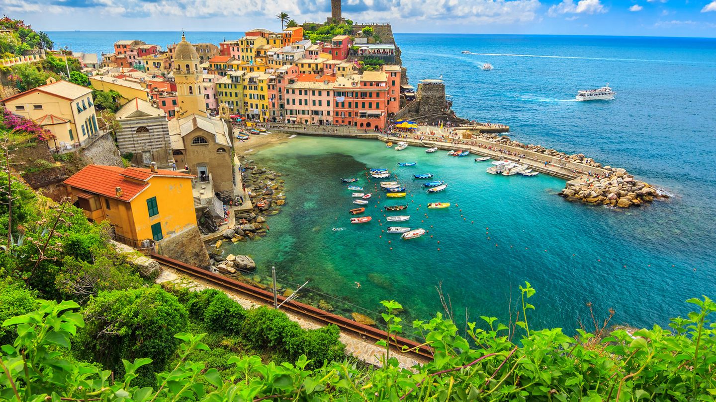 Platz 2 : Cinque Terre, Italien Malerische Küstendörfer, beeindruckende Klippen und kleine, aber feine Traumstrände mit türkisblauem Wasser: Der italienische Nationalpark Cinque Terre bietet jede Menge Möglichkeiten für einen schönen Badeurlaub. Das finden auch die Instagram-Nutzer: insgesamt 2.479.239 Beiträge mit dem Hashtag #cinqueterre finden sich auf der Plattform.