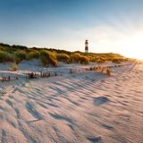 Deutschlands instagramtauglichste Strände finden wir auf Sylt. Der Hashtag #sylt findet sich unter insgesamt 1.356.625 Beiträgen, auf denen überwiegend die vielfältige Dünenlandschaft und die weitläufigen Sandstrände der beliebten Nordseeinsel zu sehen sind. 