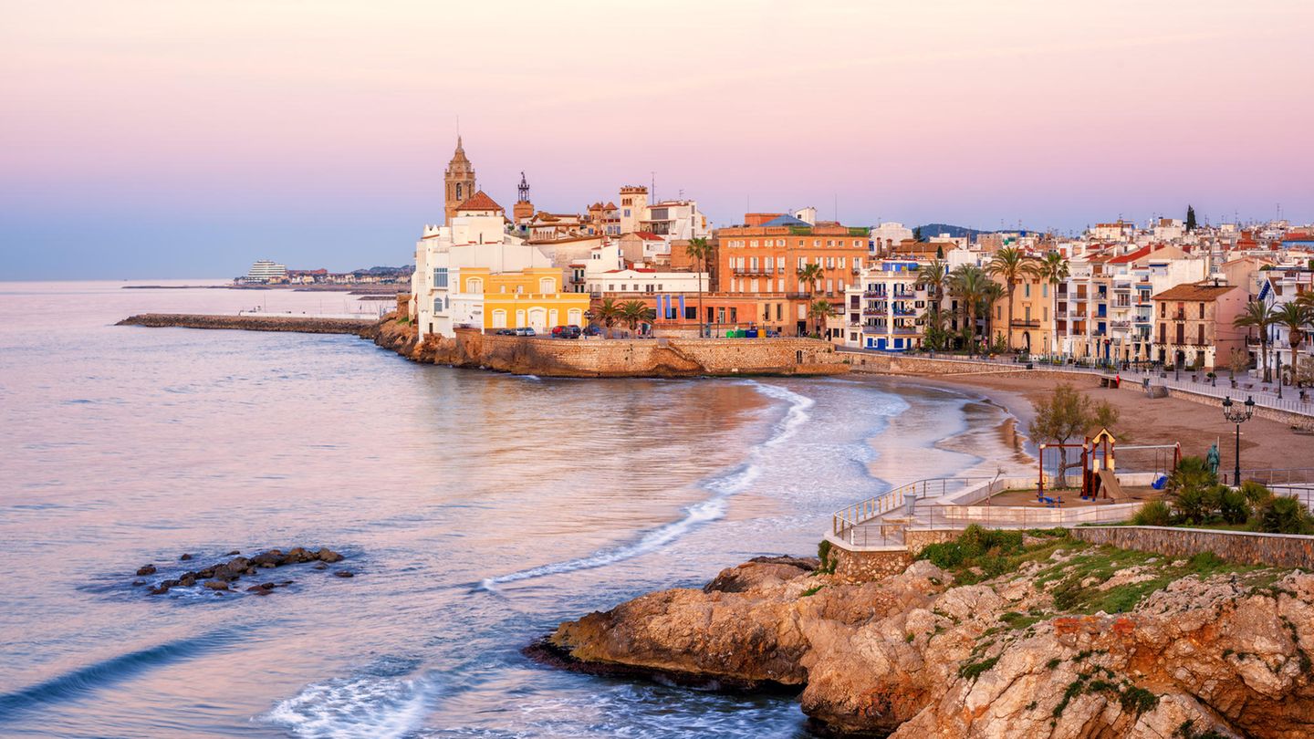 Platz 3: Sitges, Spanien Einer der schönsten Instagram-Strände Europas liegt in Katalonien. Genauer gesagt rund 35 Kilometer südlich von Barcelona, im beschaulichen Küstenstädtchen Sitges. Der Strand gilt als besonders sauber und schmiegt sich malerisch in die Stadtkulisse ein. Wie schön das aussehen kann, zeigen insgesamt 1.592.814 Instagram-Beiträge.