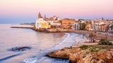 Einer der schönsten Instagram-Strände Europas liegt in Katalonien. Genauer gesagt rund 35 Kilometer südlich von Barcelona, im beschaulichen Küstenstädtchen Sitges. Der Strand gilt als besonders sauber und schmiegt sich malerisch in die Stadtkulisse ein. Wie schön das aussehen kann, zeigen insgesamt 1.592.814 Instagram-Beiträge. 