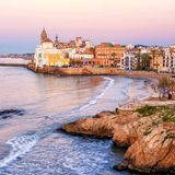 Einer der schönsten Instagram-Strände Europas liegt in Katalonien. Genauer gesagt rund 35 Kilometer südlich von Barcelona, im beschaulichen Küstenstädtchen Sitges. Der Strand gilt als besonders sauber und schmiegt sich malerisch in die Stadtkulisse ein. Wie schön das aussehen kann, zeigen insgesamt 1.592.814 Instagram-Beiträge. 