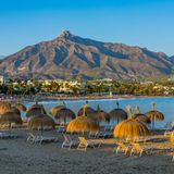 Streng genommen handelt es sich bei Puerto Banus in der spanischen Stadt Marbella um einen Jachthafen. Aber direkt neben dem Liegeplatz von kleinen und großen Schiffen und der dazugehörigen Promenade befindet sich eben doch ein kleiner aber feiner Sandabschnitt. Der touristisch genutzte Strand schmiegt sich malerisch in die Bergkulisse ein und hat es den Instagram-Nutzern offenbar angetan: 979.917 Beiträge befassen sich mit ihm. 