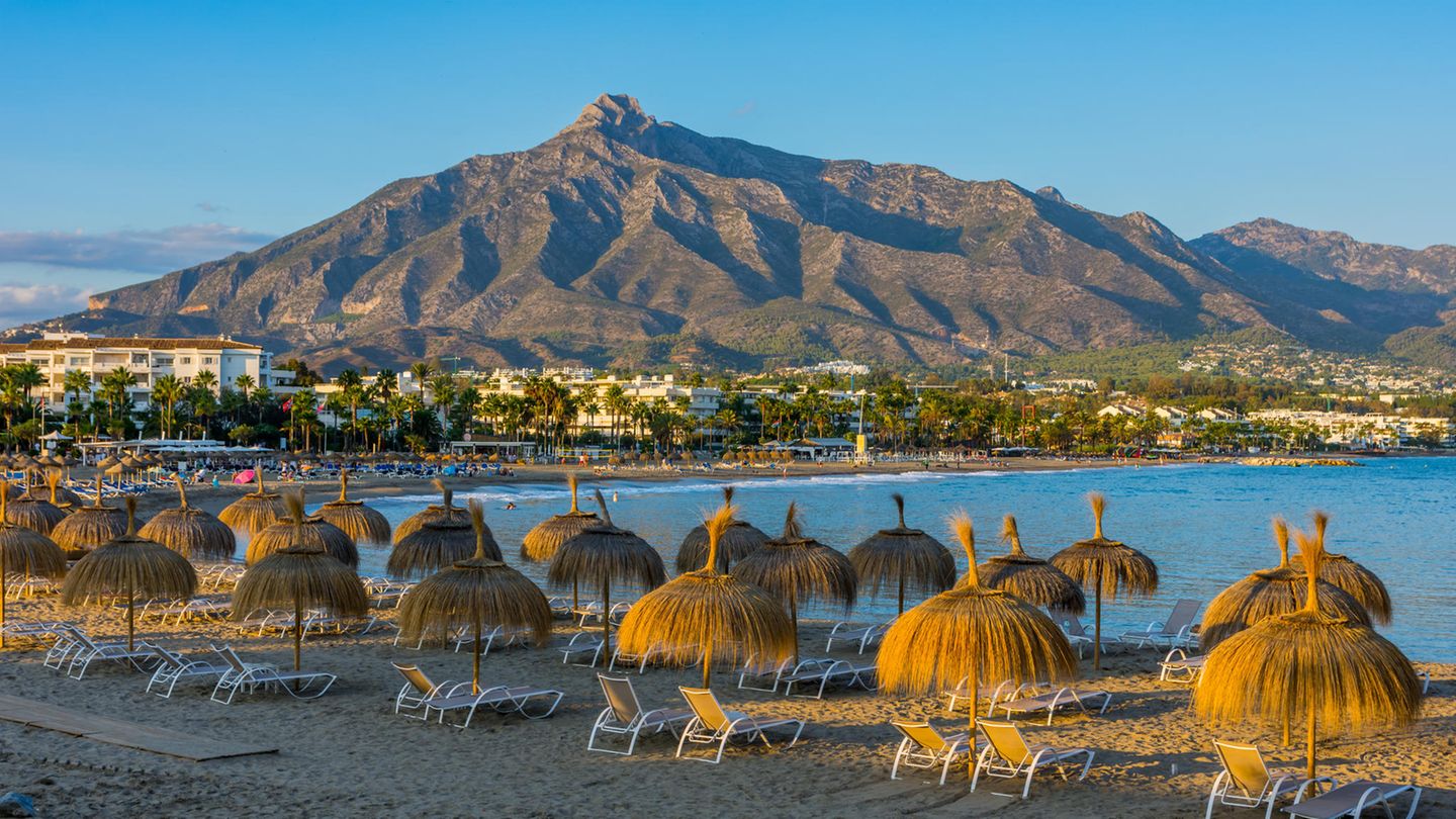 Streng genommen handelt es sich bei Puerto Banus in der spanischen Stadt Marbella um einen Jachthafen. Aber direkt neben dem Liegeplatz von kleinen und großen Schiffen und der dazugehörigen Promenade befindet sich eben doch ein kleiner aber feiner Sandabschnitt. Der touristisch genutzte Strand schmiegt sich malerisch in die Bergkulisse ein und hat es den Instagram-Nutzern offenbar angetan: 979.917 Beiträge befassen sich mit ihm. 
