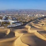 Eine Wüste in Europa? Auf der spanischen Insel Gran Canaria gibt es zumindest einen Ort, der stark an die Wüstenlandschaft in Namibia oder Saudi Arabien erinnert: Maspalomas. Kein Wunder, dass die weitläufigen Sanddünen des beliebten Ferienortes im Süden der Insel auch auf Instagram ein großes Thema sind. Insgesamt lassen sich 879.271 Beiträge mit dem Hashtag #maspalomas auf der Plattform finden. 