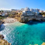 Ein Ort wie gemalt: Ganze 855.996 Beiträge auf Instagram zeigen den versteckten Traumstrand von Polignano a Mare in Italien. Das kleine Küstenstädtchen an der Adria liegt etwa 30 Kilometer südlich vom bekannteren Nachbarort Bari – und überzeugt mit türkisblauem Wasser und der idyllischen Lage zwischen zwei Klippen. 