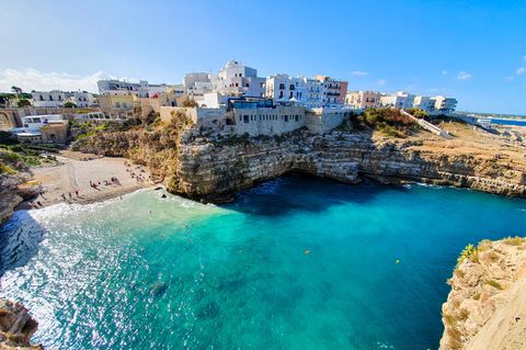 Ein Ort wie gemalt: Ganze 855.996 Beiträge auf Instagram zeigen den versteckten Traumstrand von Polignano a Mare in Italien. Das kleine Küstenstädtchen an der Adria liegt etwa 30 Kilometer südlich vom bekannteren Nachbarort Bari – und überzeugt mit türkisblauem Wasser und der idyllischen Lage zwischen zwei Klippen. 