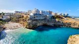 Ein Ort wie gemalt: Ganze 855.996 Beiträge auf Instagram zeigen den versteckten Traumstrand von Polignano a Mare in Italien. Das kleine Küstenstädtchen an der Adria liegt etwa 30 Kilometer südlich vom bekannteren Nachbarort Bari – und überzeugt mit türkisblauem Wasser und der idyllischen Lage zwischen zwei Klippen. 