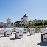 Ja, auch Deutschland hat Strände, die Instagrammer beeindrucken. Der Strand des Ostseebads Binz auf Rügen gehört definitiv zu den beliebtesten Stränden Europas auf der Plattform. Der Anblick der Strandkörbe auf dem weißen Sandstrand, im Hintergrund die Dünen und die Kurhäuser der Promenade war jedenfalls Anlass für 812.464 Beiträge. 