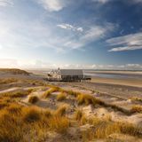 Weitläufige Dünenlandschaften, die tosende See und feiner Sandstrand – all das finden Urlauber auf der niederländischen Nordseeinsel Texel. Vor allem im Sommer zieht es zahlreiche Touristen an die idyllische Küste in Nordholland. Und nicht selten halten die Besucher ihren Aufenthalt fotografisch fest – so sind etwa 746.882 Instagram-Beiträge in Texel entstanden. 