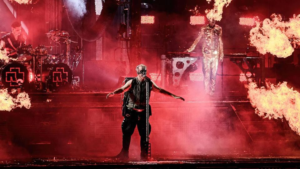 Till Lindemann mit Rammstein auf der Bühne, Feuer im Hintergrund