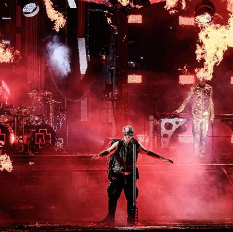 Till Lindemann mit Rammstein auf der Bühne, Feuer im Hintergrund