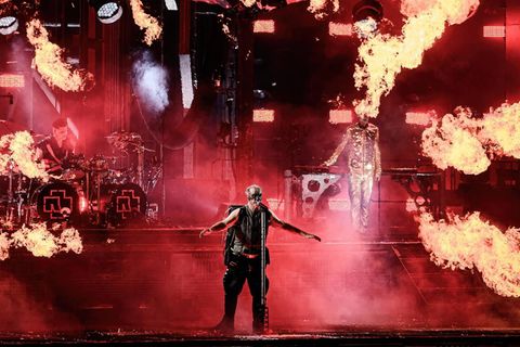 Till Lindemann mit Rammstein auf der Bühne, Feuer im Hintergrund