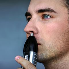 Nasenhaare entfernen Nasenhaare entfernen: Ein Mann nutzt einen Trimmer, um seine Nasenhaare zu entfernen