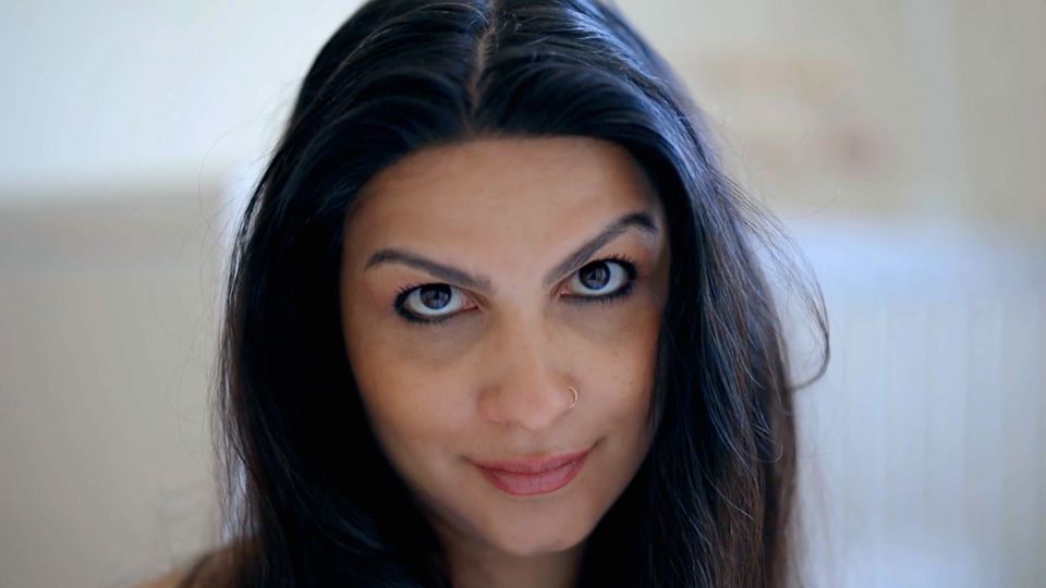 Keine Beine und nur sechs Finger: Wie Hülya trotz Behinderung ihren Alltag als Mutter meistert