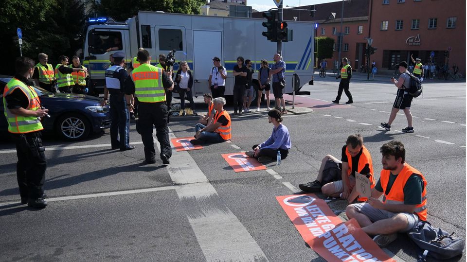 Die Letzte Generation blockiert eine Kreuzung in der Regensburger Innenstadt