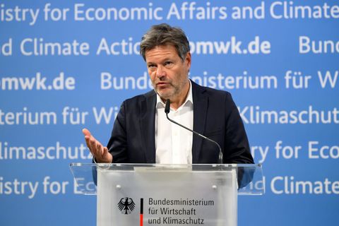 Robert Habeck steht auf dem Fernwärme-Gipfel an einem Rednerpult