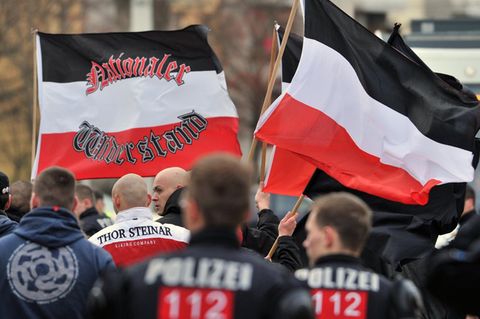 Anhänger der NPD bei einer Kundgebung