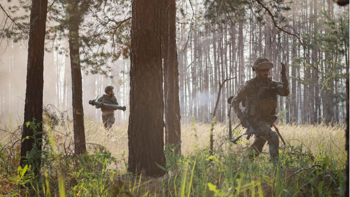 Ukrainische Soldaten arbeiten während eines Kampfeinsatzes an der Frontlinie in der Nähe von Kreminna