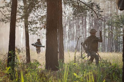 Ukrainische Soldaten arbeiten während eines Kampfeinsatzes an der Frontlinie in der Nähe von Kreminna