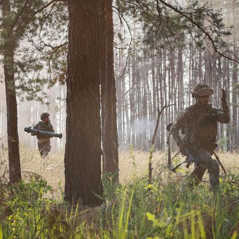 Ukrainische Soldaten arbeiten während eines Kampfeinsatzes an der Frontlinie in der Nähe von Kreminna